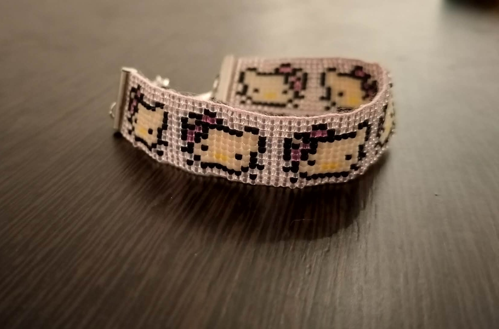 Náramek z korálků - Hello Kitty