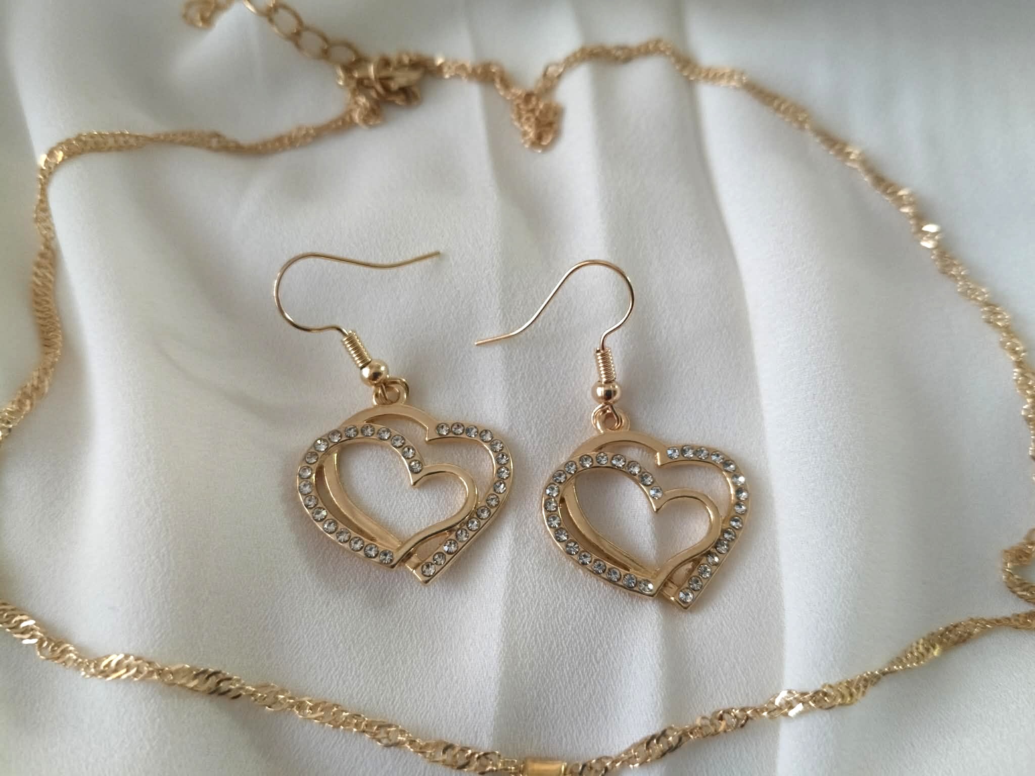 Elegantní náhrdelník a náušnice ve tvaru srdce